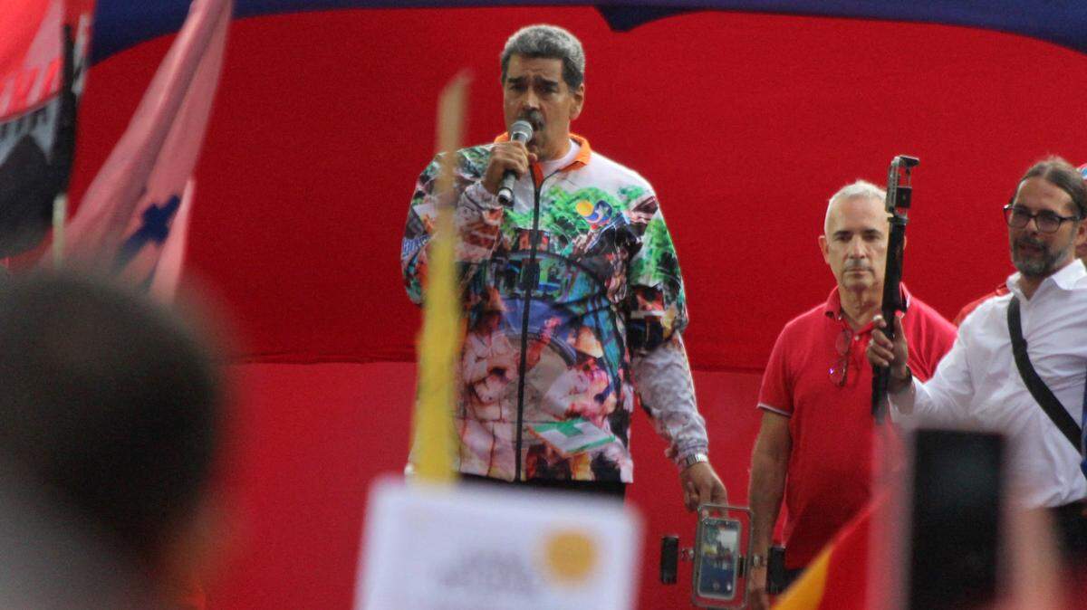 El presidente Nicolás Maduro se dirige a los asistentes durante una manifestación para las próximas elecciones presidenciales en San Cristóbal, Venezuela, el 10 de julio de 2024. 