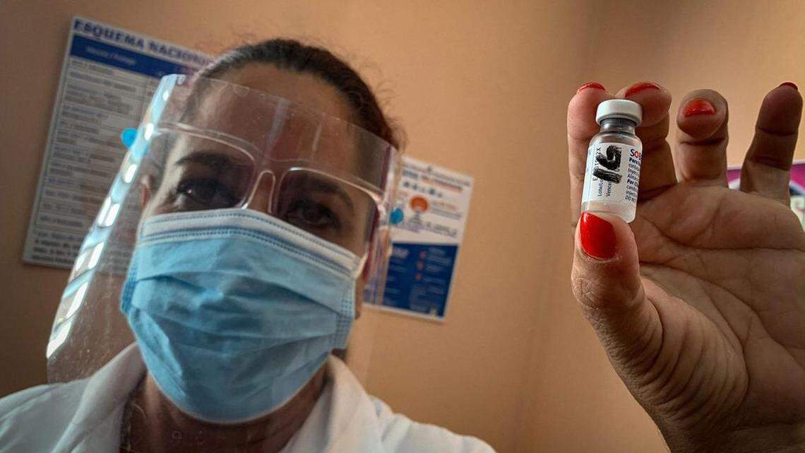 Los ensayos de la vacuna Soberana 2 en Cuba incluyeron a miles de trabajadores de salud que recibieron las inyecciones para probar su eficacia a gran escala. Las autoridades de salud pública decidieron empezar a vacunar a la gente en las zonas de alta transmisión a principios de este mes, ya que el número de casos y muertes se disparó.