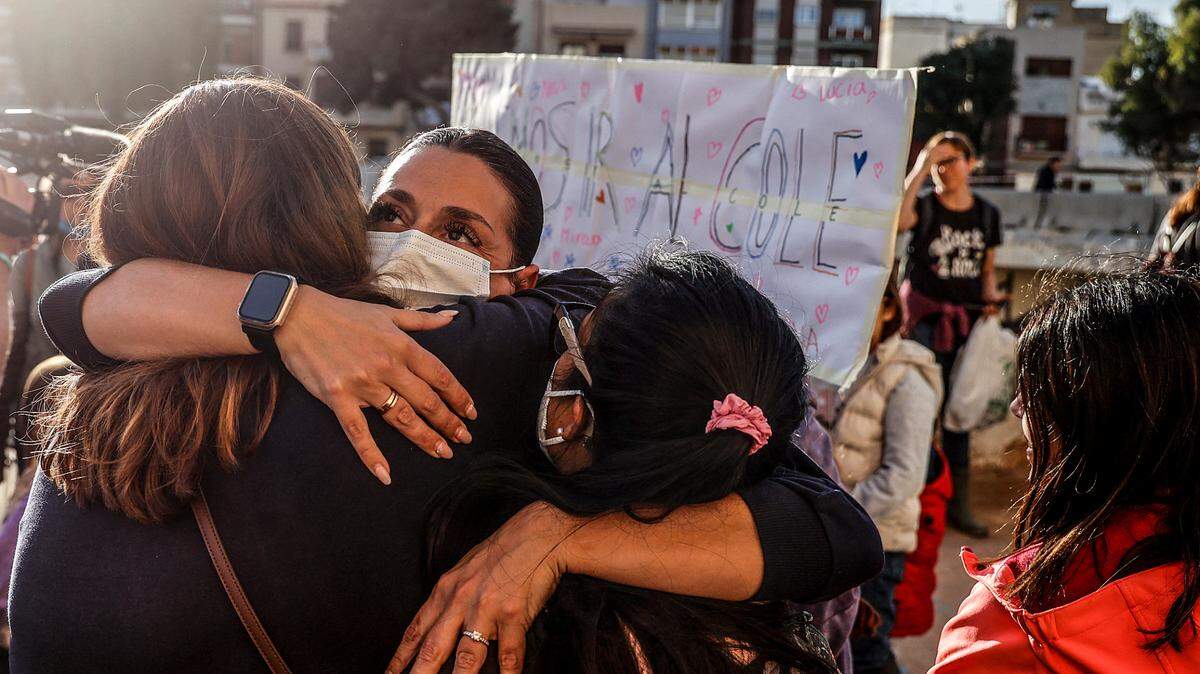 Cientos de personas participan en una protesta para exigir el regreso a las clases en Paiporta, una ciudad de la Comunidad de Valencia, España, afectada por las devastadoras inundaciones, el miércoles 20 de noviembre de 2024.