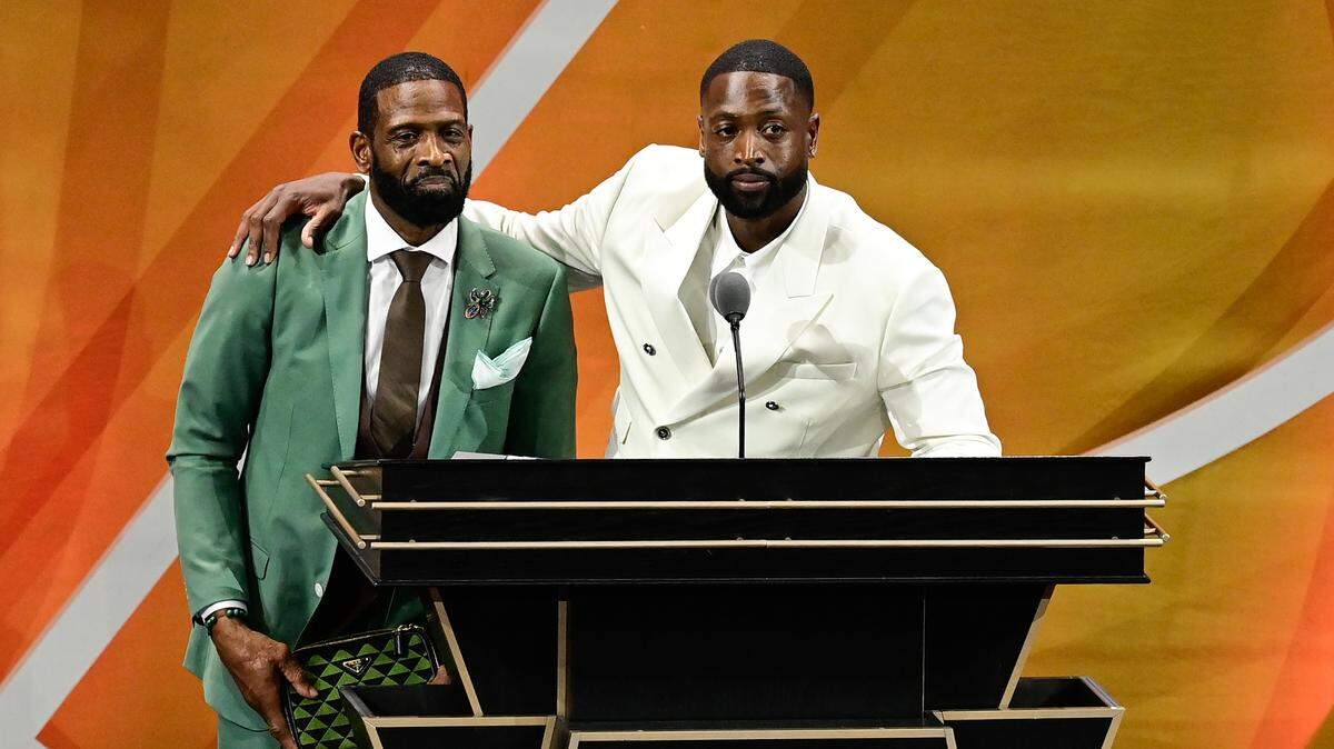 Dwyane Wade (derecha) y su padre Dwyane Wade Sr. durante la exaltación del legendario escolta del Heat de Miami al Salón de la Fama del basquetbol, en la ceremonia efectuada el 12 de agosto de 2023 en Springfield, Massachusetts.