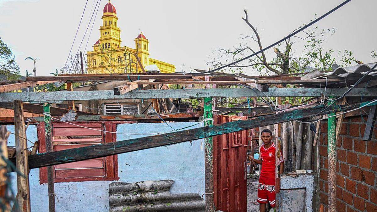 Un residente del poblado El Cobre, en Santiago de Cuba, observa los daños causados ​​a su vivienda tras el paso del huracán Melissa, el 29 de octubre de 2025. 