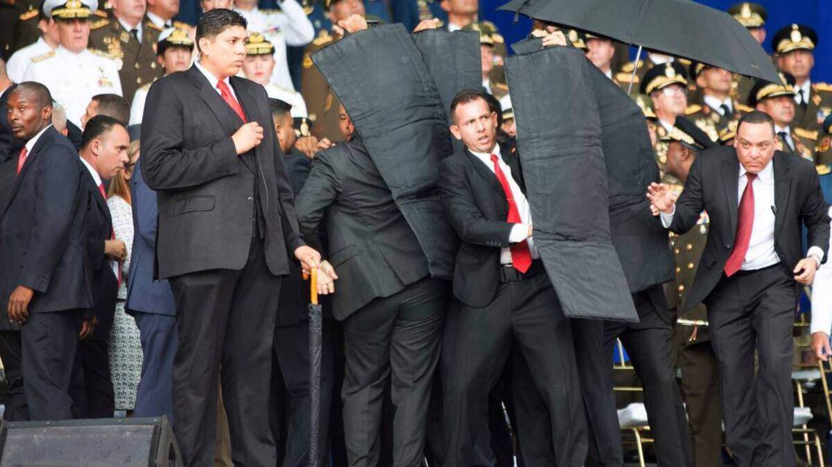 Fuezas de seguridad protegen al presidente venezolano Nicolás Maduro el 4 de agosto durante un ataque con drones en medio de un desfile militar en Caracas.