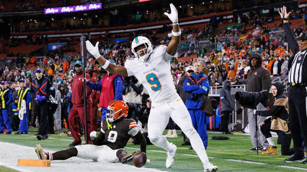 El tight end de los Dolphins Jonnu Smith celebra tras anotar un touchdown en el partido ante los Browns, celebrado el 29 de diciembre de 2024 en Cleveland.