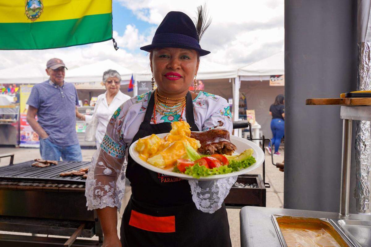 La cita pone en valor platos típicos como la fritada (cerdo frito), el hornado (cerdo al horno), el encebollado (sopa de pescado), el maito (guiso amazónico envuelto en hoja), el ceviche ecuatoriano o el corviche (masa de plátano rellena de pescado).