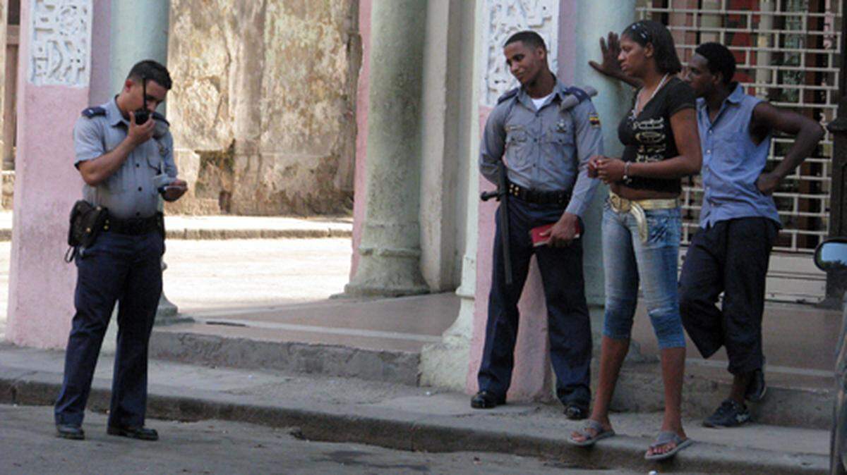 Foto de archivo de policías cubanos durante un operativo.