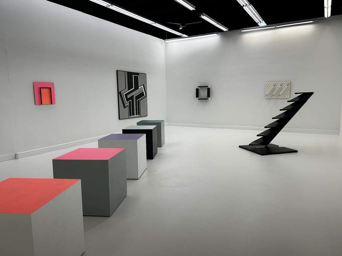 Panorámica de la sala de exhibición con obras de Ramírez Villamizar y Ricardo Alcaide&nbsp;incluyendo su instalación&nbsp;'Horizon II',&nbsp;2023. 