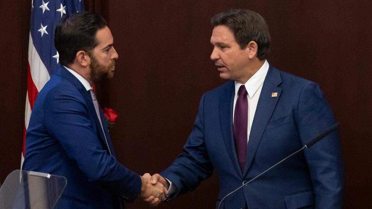 El gobernador de la Florida, Ron DeSantis, estrecha la mano del presidente de la Cámara de Representantes de Florida, Daniel Pérez (R-Miami), tras pronunciar su discurso sobre el Estado del Estado durante el primer día de la sesión legislativa en el Capitolio Estatal de Florida, el martes 4 de marzo de 2025, en Tallahassee, Florida.