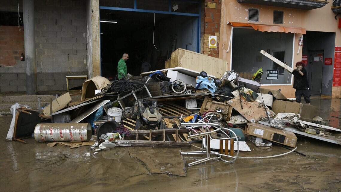 Población confinada y rescates en helicóptero por graves inundaciones en el este de España
