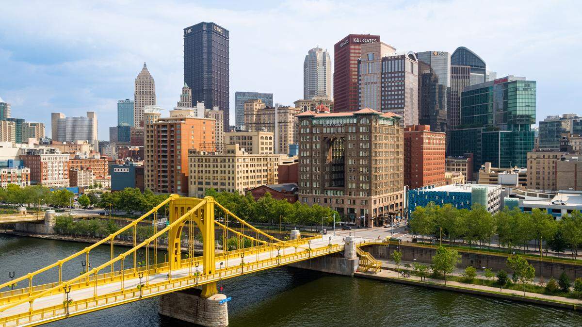 Vista aérea de la ciudad de Pittsburgh, mostrando el puente de Roberto Clemente sobre el río Allegheny.
