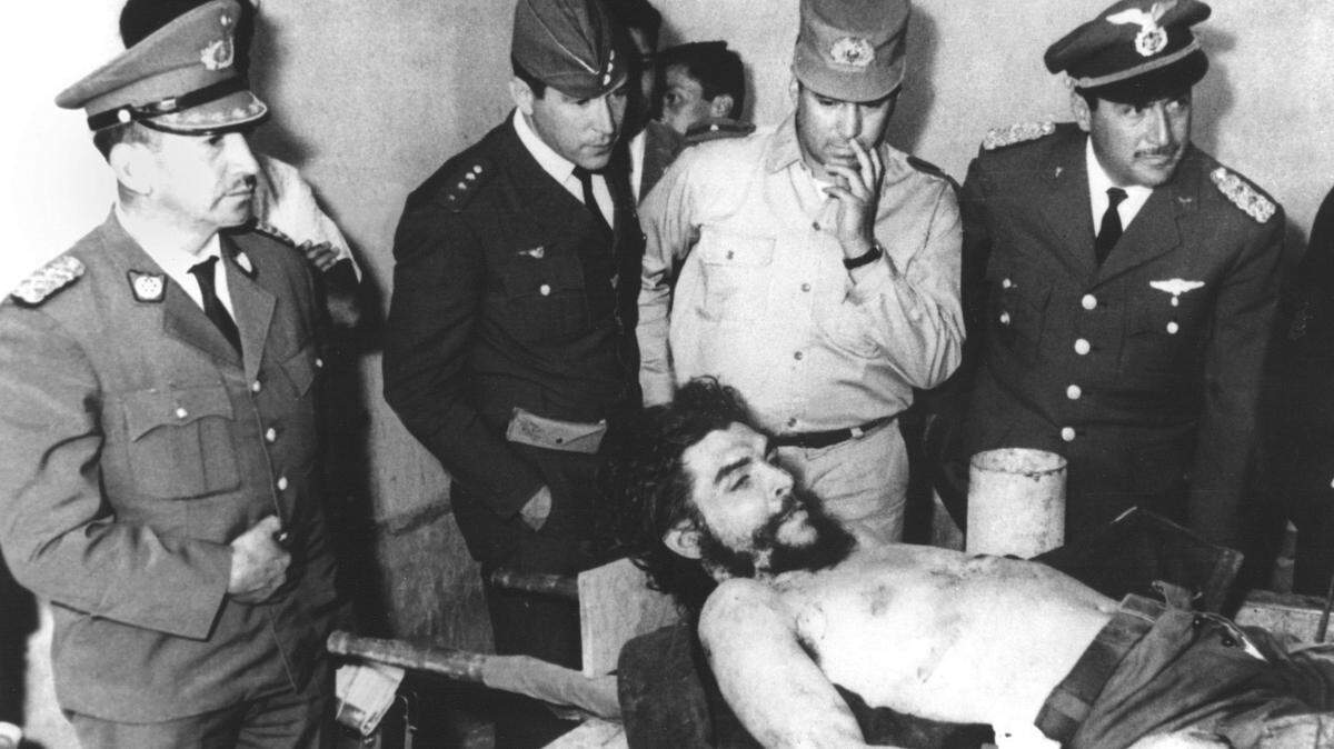 Para demostrar que estaba muerto, se permitió a los fotógrafos tomar fotografías del cuerpo sin vida de Guevara en Bolivia.
