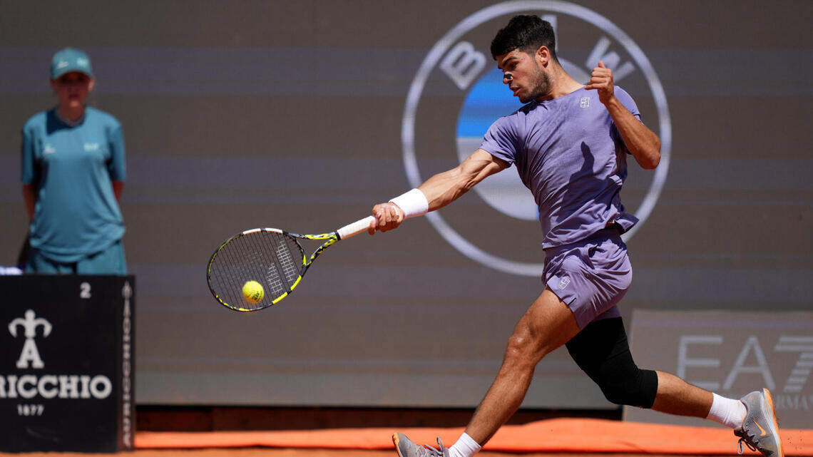 Alcaraz sufre para ganar, pero avanza a los cuartos de final en el Masters de Roma