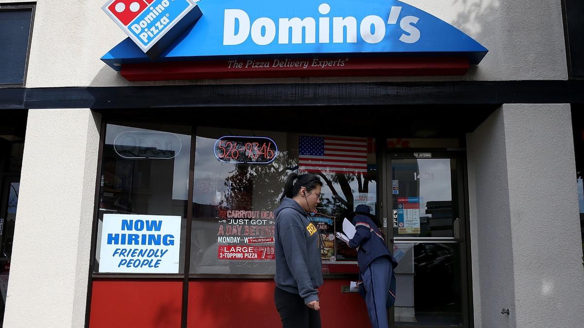 La cadena de pizzerías Domino’s está ofreciendo “sorpresas” a los clientes que orden por internet, que pueden recibir gratis alitas de pollo sin hueso, panes rellenos de queso, pizza en varios estilos y cake de chocolate Lava Crunch.