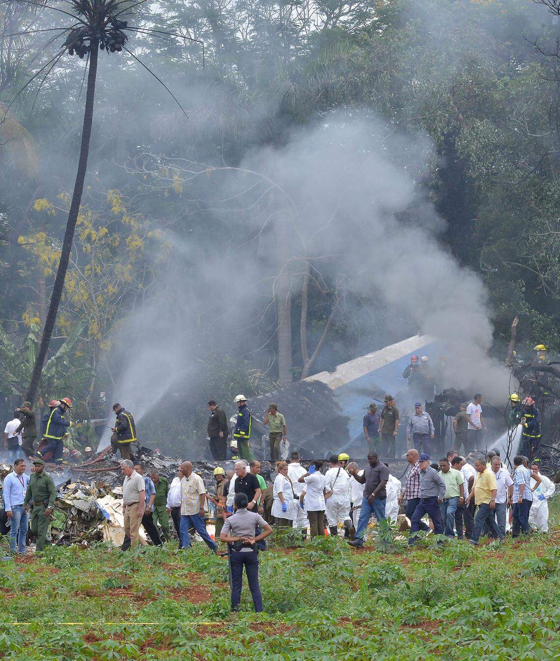 El gobernante de Cuba, Miguel Díaz-Canel, se encuentra en el sitio donde un Boeing 737 cayó con más de 100 pasajeros a bordo, en La Habana, Cuba, el viernes 18 de mayo de 2018.
