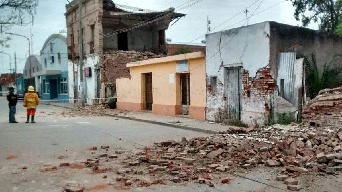 Fotografía cedida por "La gaceta de Tucumán" el sábado 17 de octubre de 2015, en la que se observa los daños ocasionados por un temblor de 5.9 grados en la escala de Ricther en la localidad de El Galpón, en la provincia de Salta, Argentina.