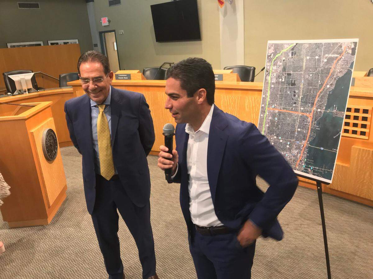 El comisionado de Miami-Dade Xavier Suarez, y su hijo, el alcalde de Miami Francis Suarez, a la derecha, discuten posibles paradas del Tri-Rail en la ciudad, donde el mayor también sirvió como alcalde. La discusión fue parte de una reunión de Tri-Rail celebrada en el Ayuntamiento de Miami el viernes 1 de noviembre de 2019.
