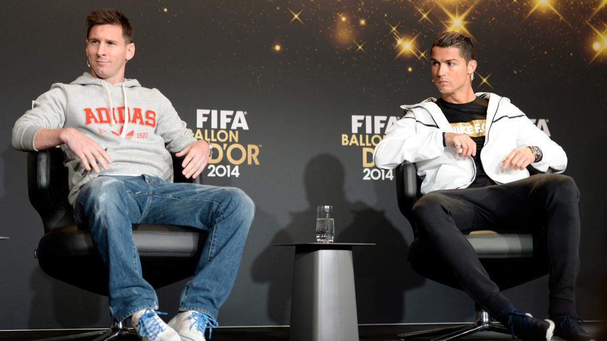 Lionel Messi (izq.) y Cristiano Ronaldo asisten a una conferencia de prensa como nominados al Balón de Oro, el 12 de enero de 2015 en Zurich, Suiza.
