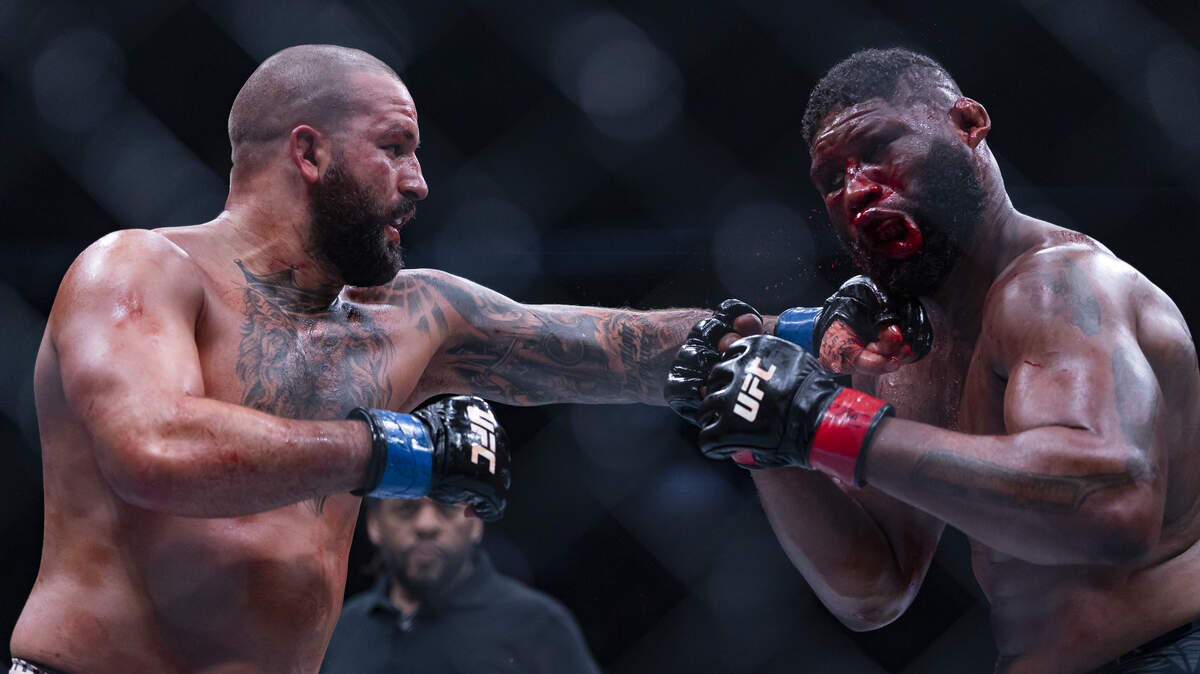 Josh Hokit (izq.) golpea a Curtis Blaydes en la pelea de la UFC 327 celebrada el sábado en Miami.