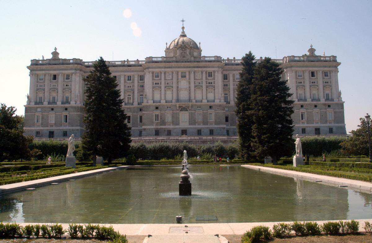 Fachada del Palacio Real y estanque de los Jardines de Sabatini.