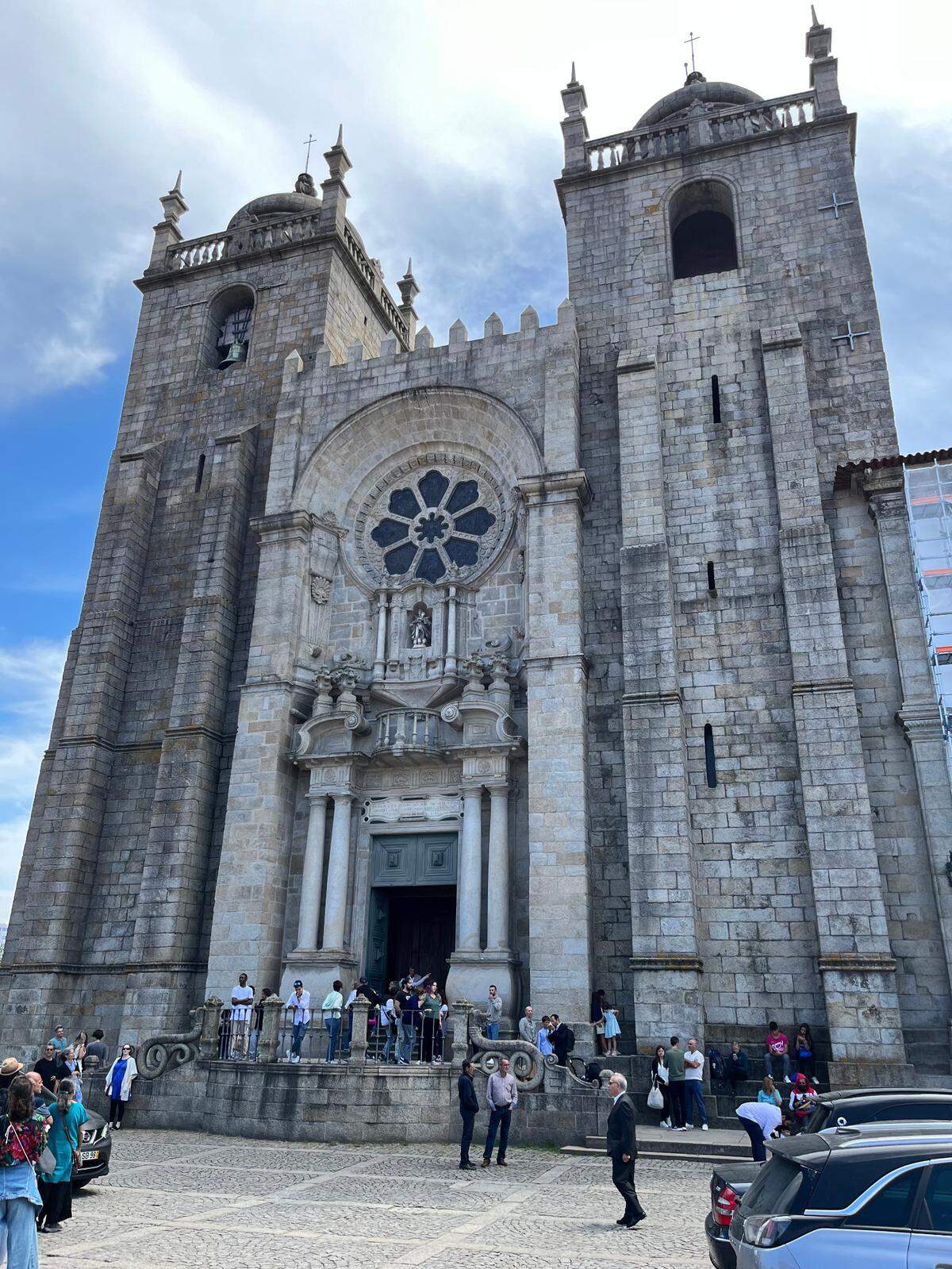 A poca distancia de São Bento se alza la catedral de Oporto, un majestuoso edificio construido durante los siglos XII y XIII y remodelado en el XVII y en el XVIII.
