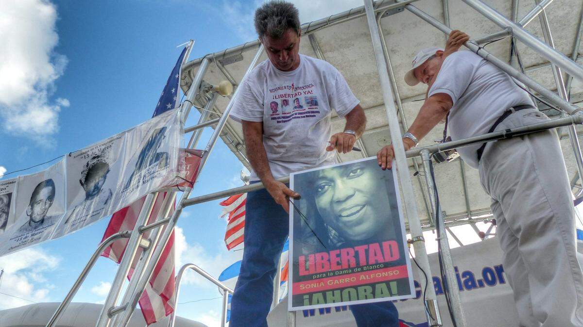 Foto de archivo del 12 de julio de 2014, que muestra al presidente del Movimiento Democracia, Ramón Saúl Sánchez, preparándose en Cayo Hueso, Florida, para liderar una flotilla de barcos del exilio cubano de Miami para conmemorar el vigésimo aniversario del hundimiento del Remolcador 13 de Marzo, que ocasionó la muerte de 37 personas el 13 de julio de 1994 cerca a la bahía de La Habana, en Cuba.