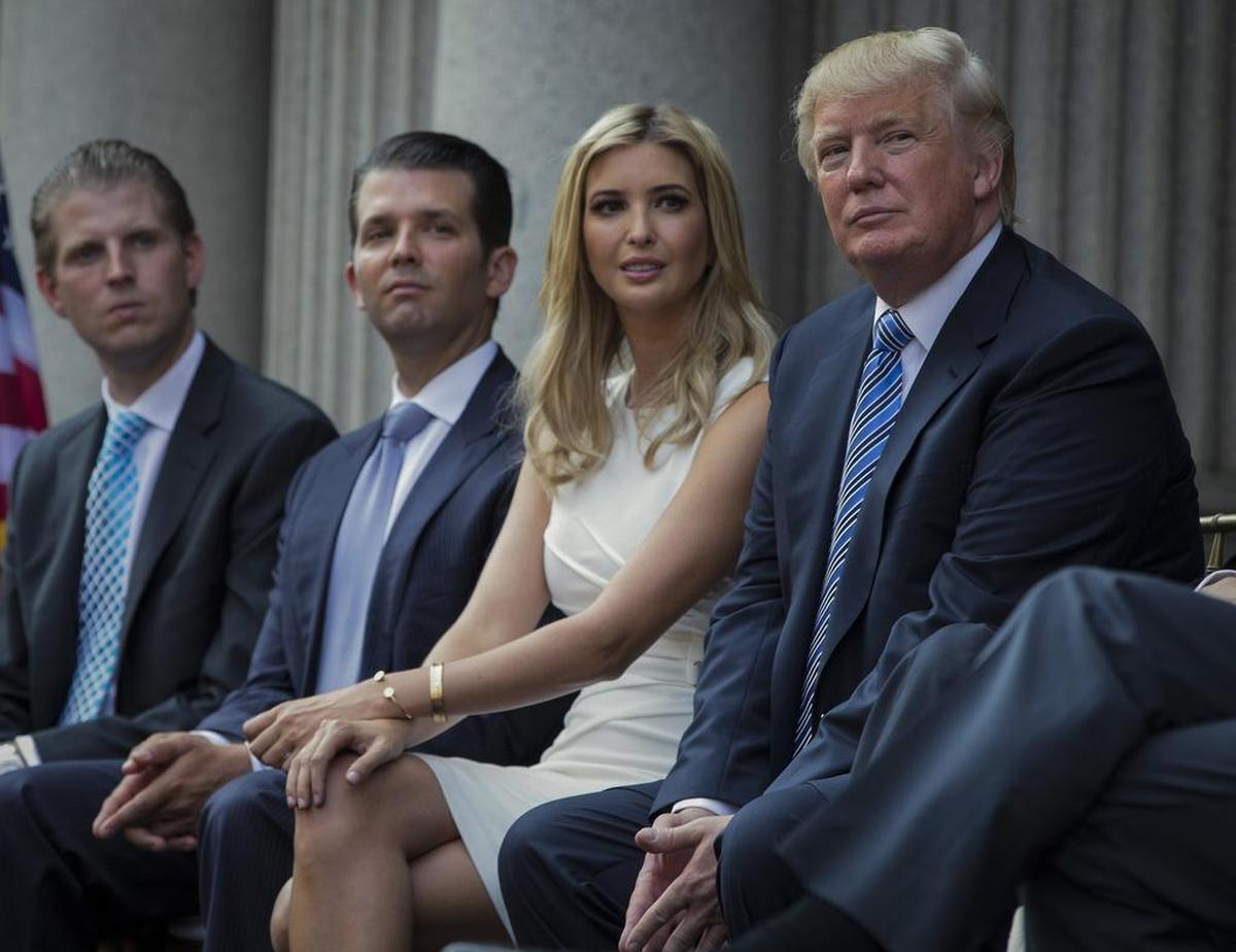 ARCHIVO - Donald Trump, a la derecha, sentado con sus hijos, de izquierda a derecha, Eric Trump, Donald Trump Jr. e Ivanka Trump durante una ceremonia de inauguración del Trump International Hotel el 23 de julio de 2014 en Washington. Foto AP/Evan Vucci, Archivo