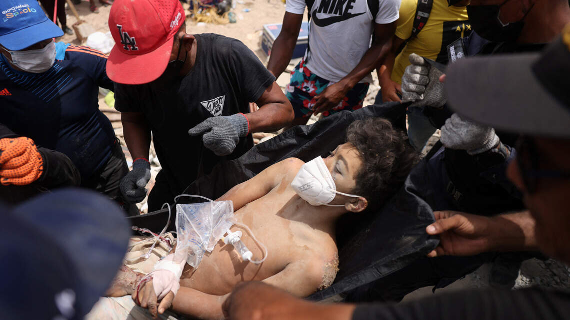 Padre e hijo rescatados con vida tras 4 días entre los escombros de terremotos en Venezuela