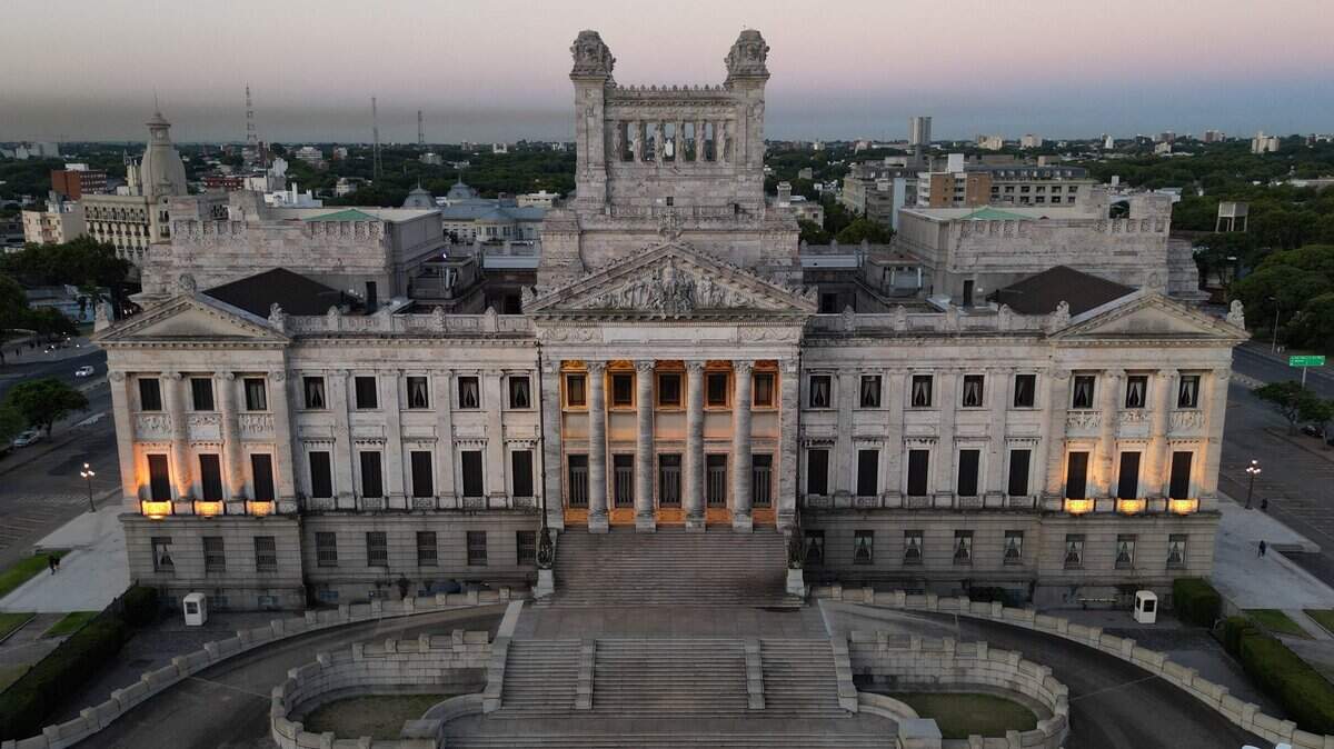 Vista aérea del Palacio Legislativo —sede del poder legislativo del Gobierno de Uruguay— ubicado en el barrio Aguada, Montevideo, tomada el 31 de enero de 2024.