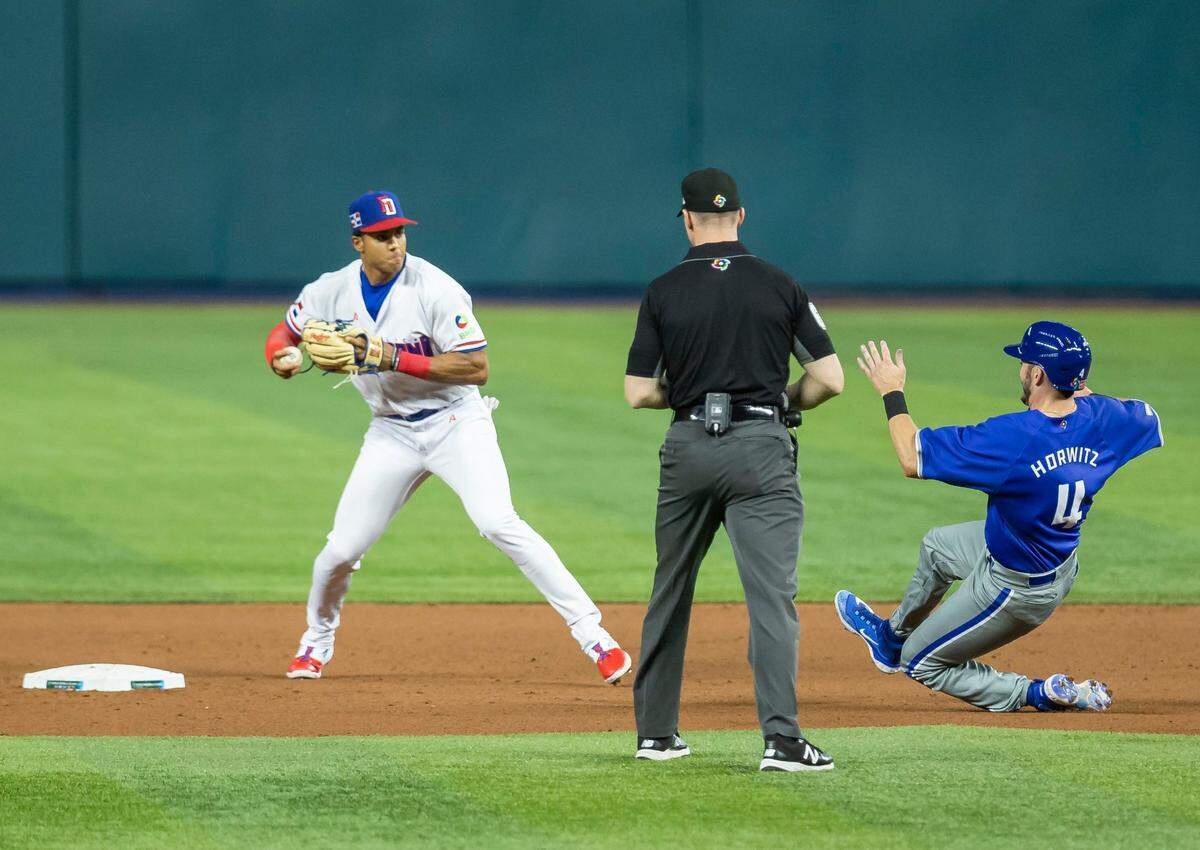 El segunda base de República Dominicana Keter Marte pone out a Spencer Horwitz, de Israel, en una jugada de doble matanza en el tercer inning del partido del Grupo D del Clásico Mundial de Béisbol, celebrado el 14 de marzo de 2023 en el loanDepot Park en Miami.