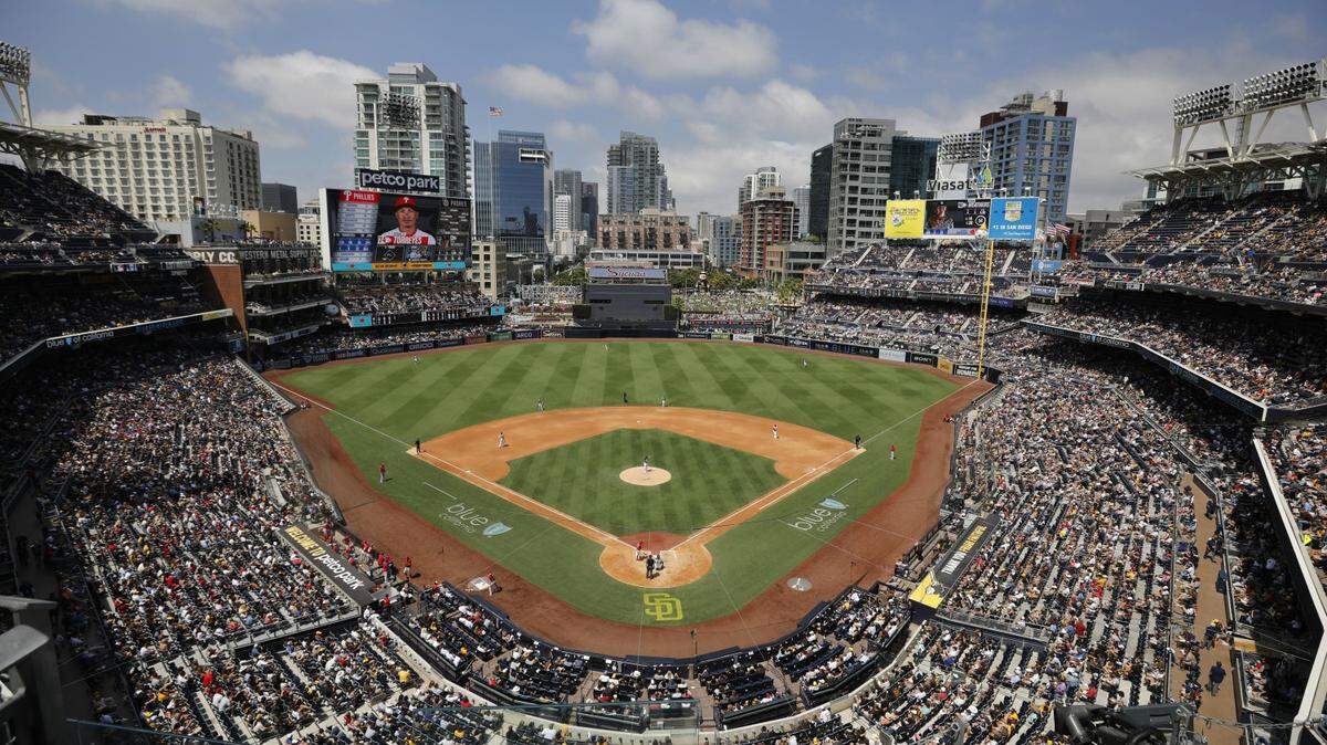 Foto de archivo. Una mujer y su hijo de dos años murieron tras caer desde el tercer nivel del estadio Petco Park mientras miles de aficionados ingresaban el sábado para ver el partido de Grandes Ligas entre los Padres de San Diego y los Bravos de Atlanta, informó este domingo la Policía de San Diego.