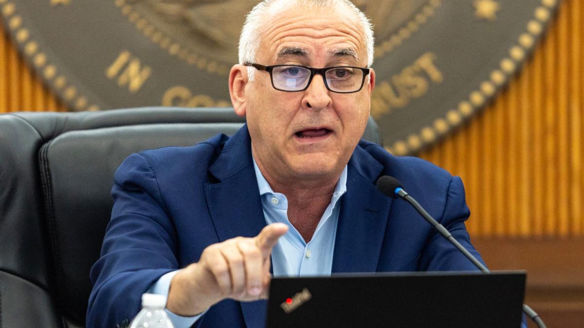 El alcalde Esteban Bovo Jr. habla durante una reunión de ante el concejo municipal en el ayuntamiento de Hialeah, donde se aprobó un acuerdo para que Hialeah Housing Authority administre a partir de ahora las viviendas públicas de la ciudad. Hialeah, Florida, el martes 23 de abril de 2024.