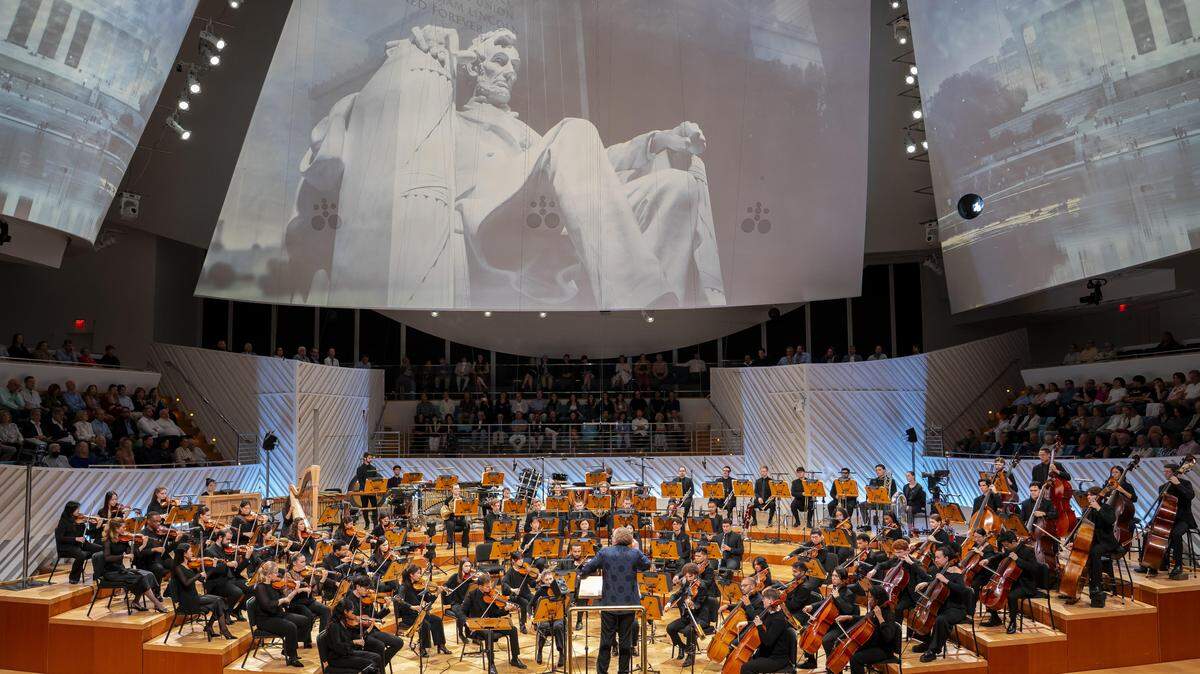 Stéphane Dèneve, la New World Symphony (NWS) y la imponente imagen del monumento a Lincoln en Washington D.C. proyectada en las pantallas. 