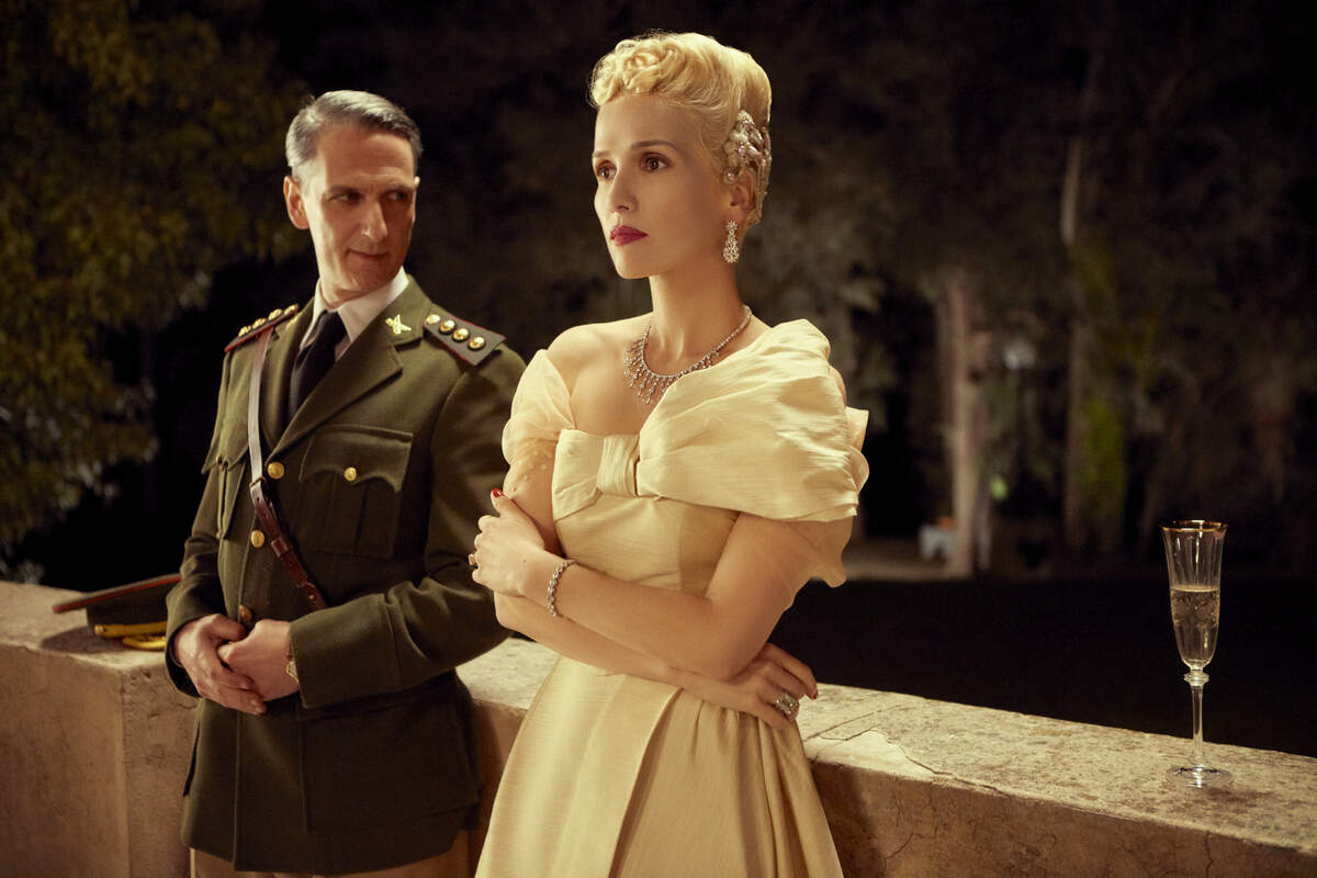 Por Hulu ‘Santa Evita’ (2022) que sigue la vida de Eva Perón, esposa del Presidente Juan Domingo Perón.