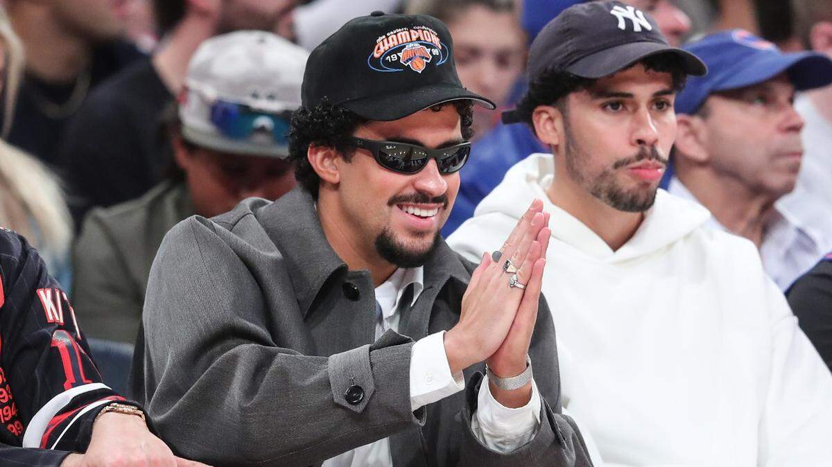 El artista puertorriqueño Bad Bunny asiste a juego de los “playoffs” de la NBA entre Boston Celtics y New York Knicks en el Madison Square Garden, Nueva York, el 10 de mayo de 2025..