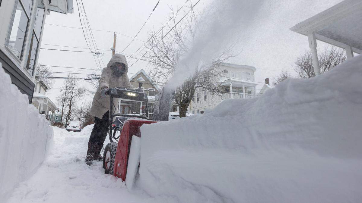 Una persona despeja la entrada de su casa con una máquina quitanieves tras una fuerte tormenta el 26 de enero de 2026 en Boston, Massachusetts.
