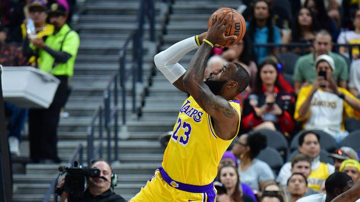  A sus 38 años y con cuatro anillos en sus vitrinas, LeBron James encara la temporada número 21 de su legendaria carrera en la NBA como líder incuestionable de los Lakers de Los Angeles, tras despejar el último verano los rumores, alimentados por él mismo, sobre su posible retirada.
