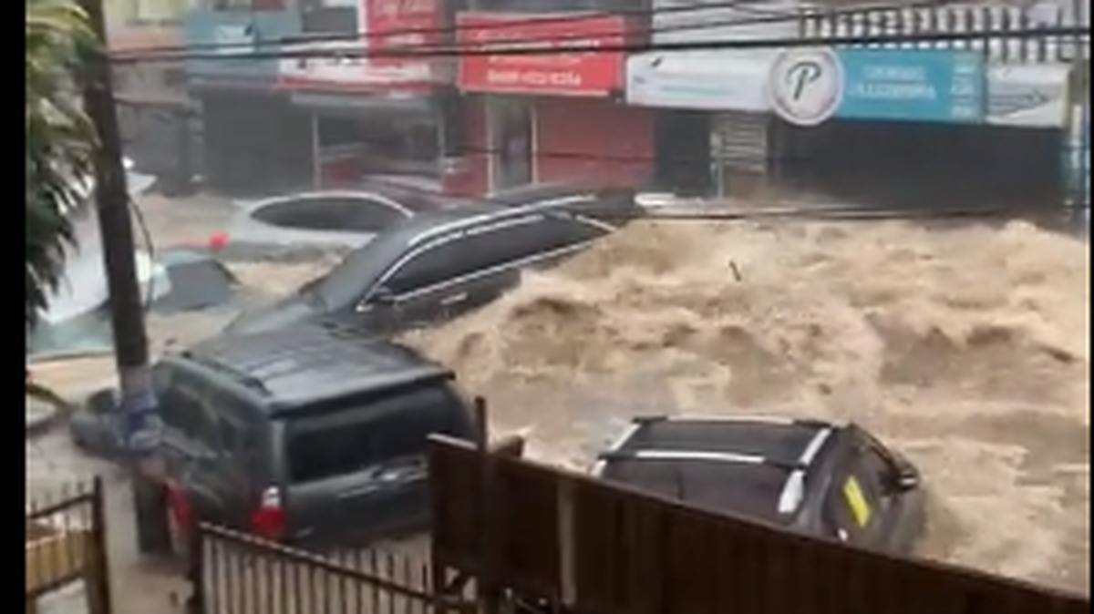 Las previsiones meteorológicas anuncian que se seguirán produciendo fuertes aguaceros, tormentas eléctricas y ráfagas de viento en varias provincias del país asociados a un disturbio tropical sobre la porción oriental de Cuba.