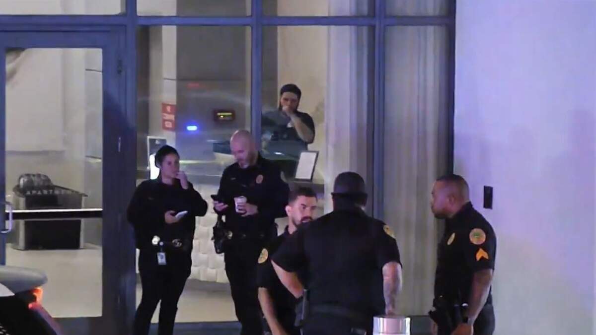 La Policía se concentra en los apartamentos Solitair Brickell, en la intersección de Southwest Eighth Street y First Avenue, en Miami, el viernes 4 de septiembre de 2026. Stefano Cremasco Cicero, de 36 años, fue acusado de la muerte de su madre por apuñalamiento, según la Policía. CBS News Miami