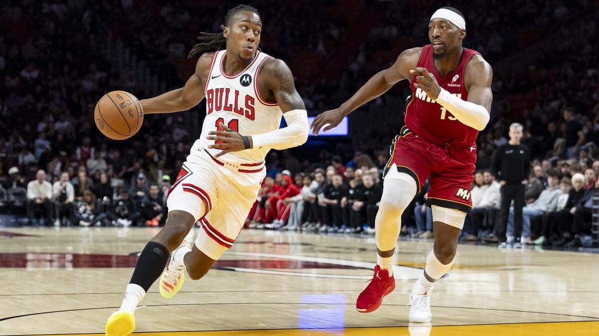 El jugador de los Bulls de Chicago, Ayo Dosunmu (izq.), avanza con el balón ante la marca de Bam Adebayo, del Heat, en el partido celebrado 31 de enero de 2026 en Miami. 