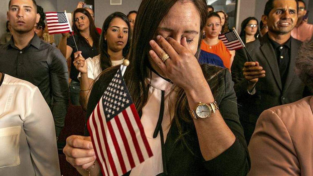 Una inmigrante se emociona y llora durante una ceremonia de naturalización para hacerse ciudadana norteamericana.