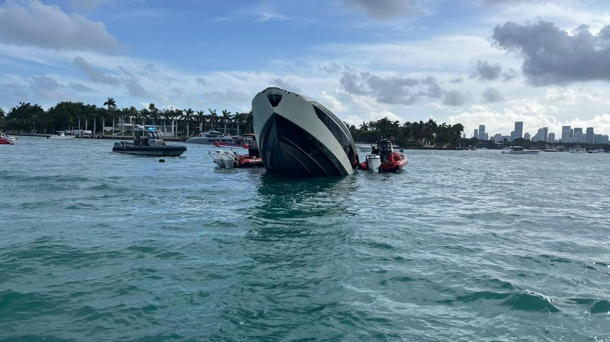 Los guardacostas rescataron a 32 personas de un yate que comenzó a hundirse cerca de Miami Beach.