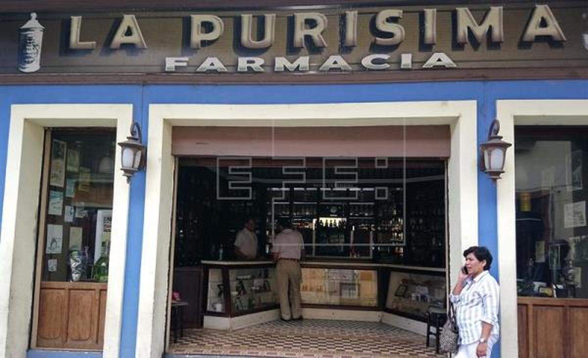 Los boticarios eran considerados igualmente como veterinarios, hueseros y dentistas, un amasijo de oficios que poco a poco forman parte del desván llamado oficios en peligro de extinción.