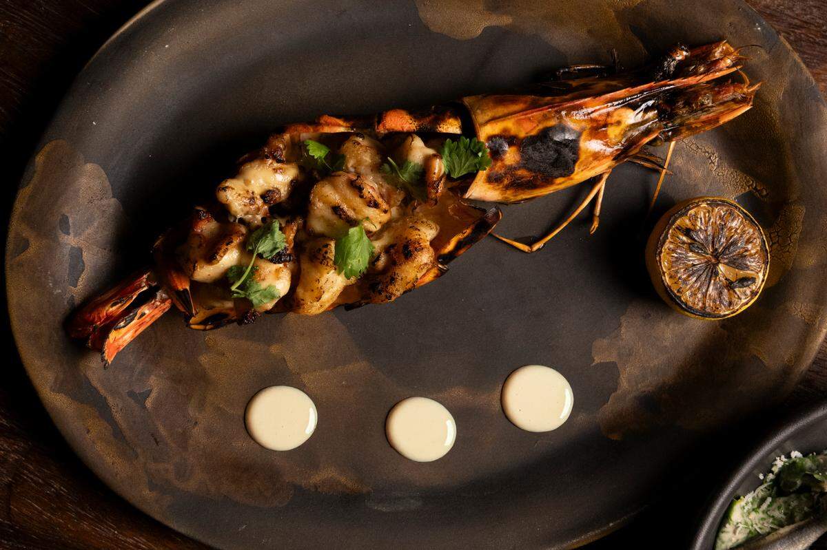 Plato de camarones tigre gigantes en RosaNegra en Brickell.
