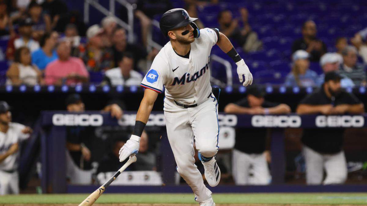 El bateador designado de los Marlins Connor Norby batea un hit en el tercer inning del partido ante los Filis de Filadelfia, celebrado el 5 de septiembre de 2024 en Miami.