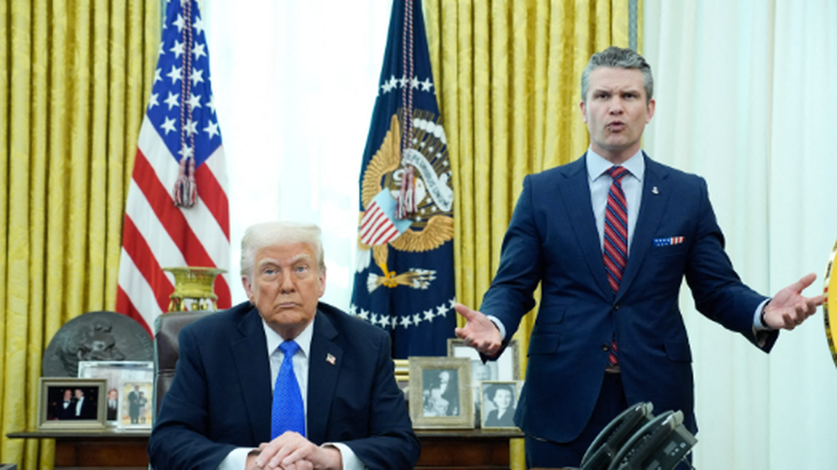El secretario de Defensa, Pete Hegseth, habla en la presentación del avión de combate F-47 en la Casa Blanca, el 21 de marzo de 2025. A su lado el presidente de Estados Unidos Donald Trump.
