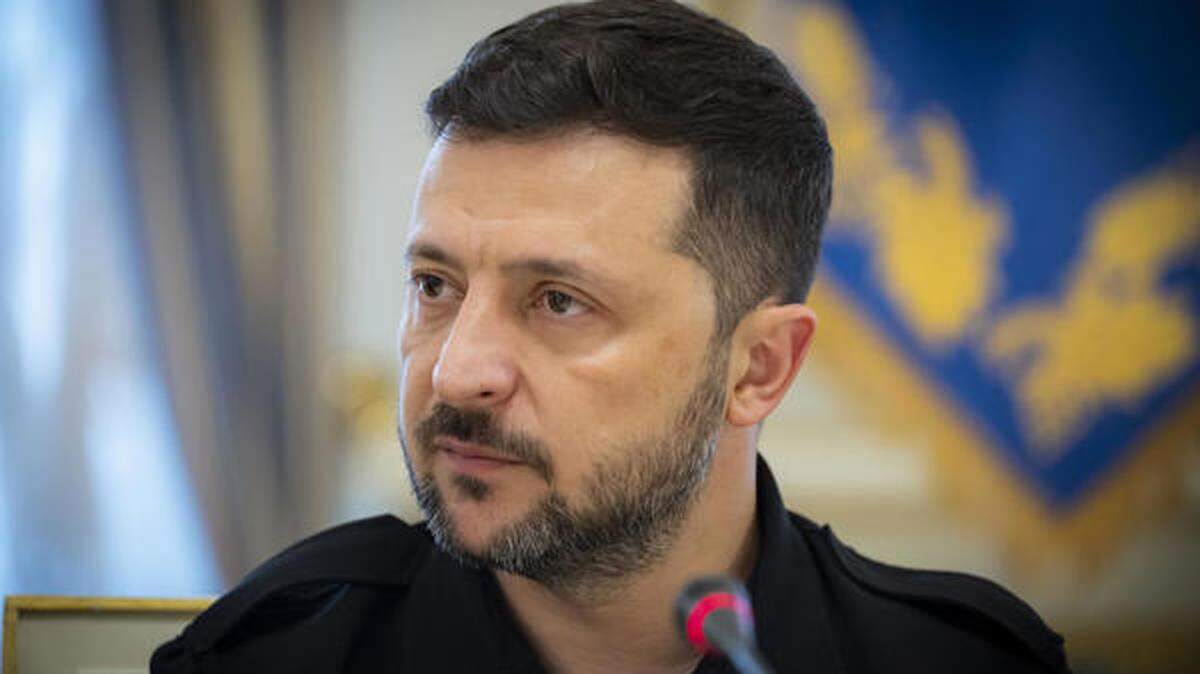 El presidente ucraniano, Volodímir Zelenski, durante una conversación mantenida con EFE y otros medios ucranianos e internacionales en Kiev. Zelenski espera pedirle personalmente a su homólogo estadounidense, Donald Trump, que EEUU le venda a Ucrania un nuevo paquete de armamento cuya composición ya tiene concretada Kiev.