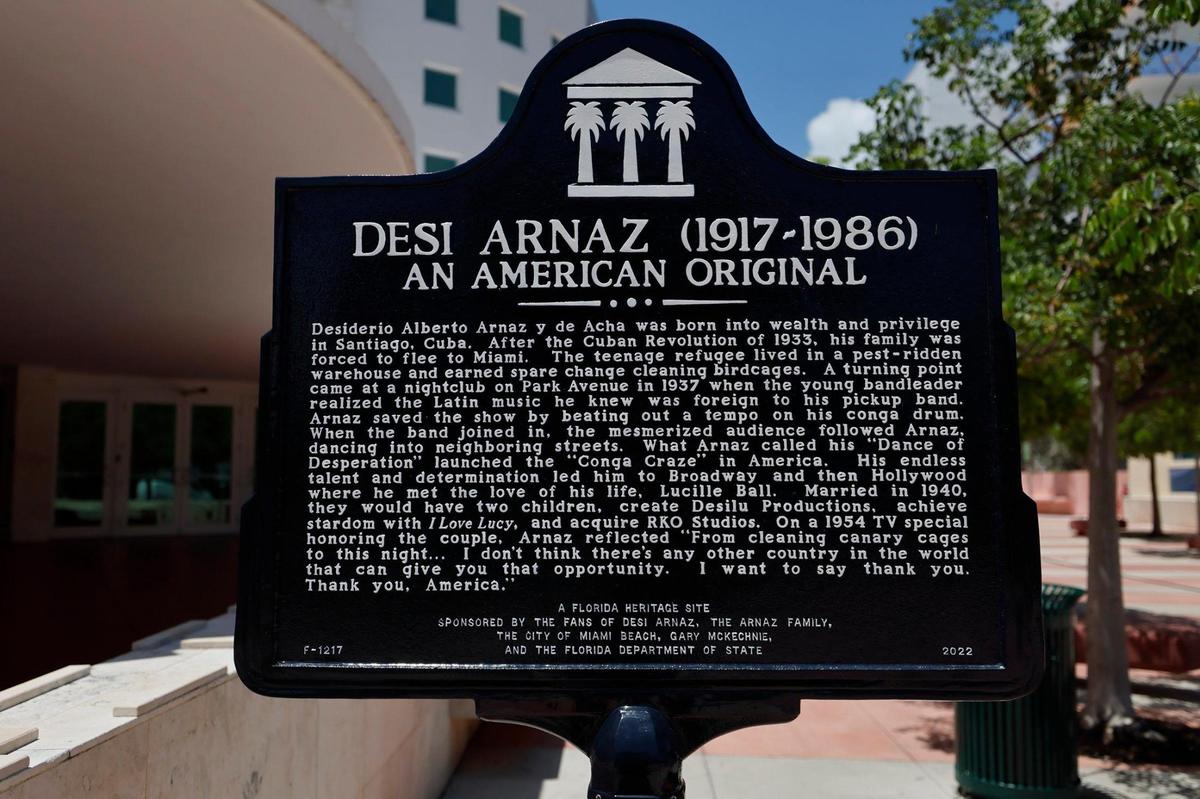 Una tarja dedicada al músico y leyenda de “I Love Lucy”, Desi Arnaz, se ve frente al Miami City Ballet en Miami Beach, Florida. En este luigar se encontraba el lugar donde solía actuar durante su estancia en Miami Beach en la década de 1930.