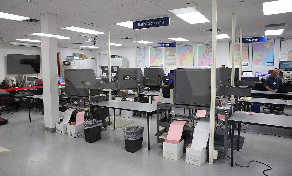 El centro lectura de boletas del Departamento de Elecciones de Miami-Dade estaba casi desierto el 13 de noviembre del 2018.