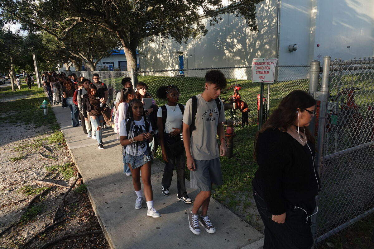 Los nuevos detectores de metales causan largas filas afuera de las escuelas secundarias de Broward el primer día de clases.
