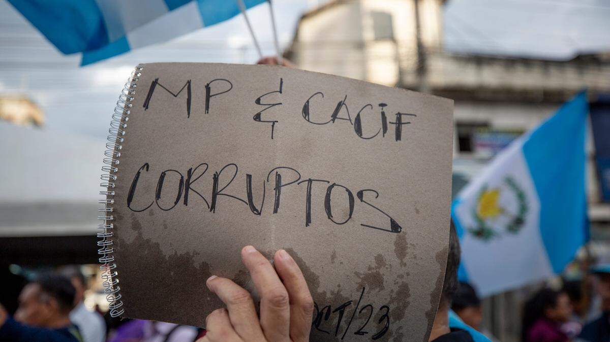 Un manifestante sostiene un cartel durante una protesta exigiendo la renuncia de la fiscal general María Consuelo Porras, en Ciudad de Guatemala, el 5 de octubre de 2023.