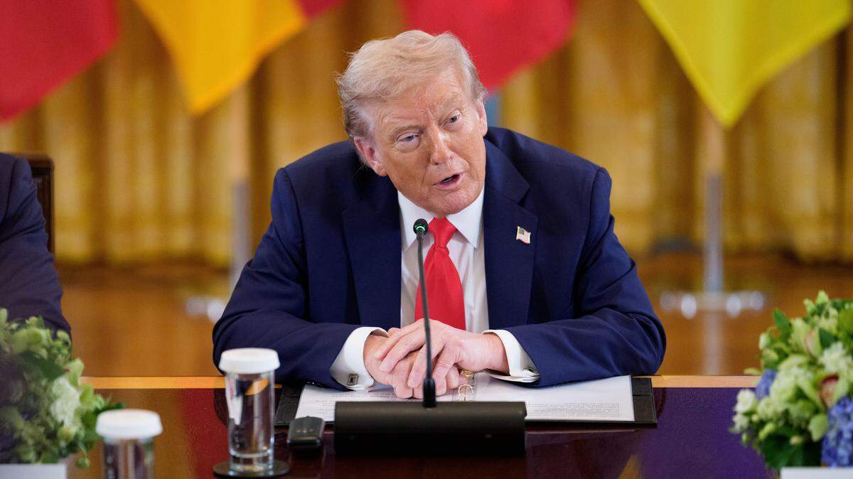 El presidente de Estados Unidos, Donald Trump, ofrece declaraciones durante una reunión multilateral con líderes europeos en el Salón Este de la Casa Blanca, en Washington, DC. Fecha de la foto: lunes 18 de agosto de 2025.